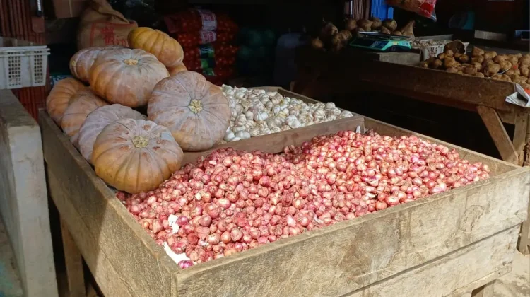 Warga Sintang Keluhkan Lonjakan Harga Bawang Merah
